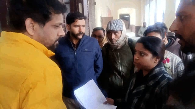 कलेक्टर ऑफिस में कैंट एरिया दुकानदारों ने ज्ञापन दिया की दुकान के आगे जेबीसी से खुदाई करी गई इससिलसिले में ज्ञापन 