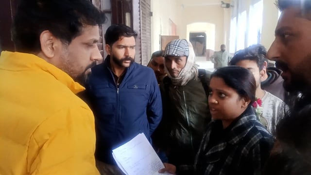 कलेक्टर ऑफिस में कैंट एरिया दुकानदारों ने ज्ञापन दिया की दुकान के आगे जेबीसी से खुदाई करी गई इससिलसिले में ज्ञापन 