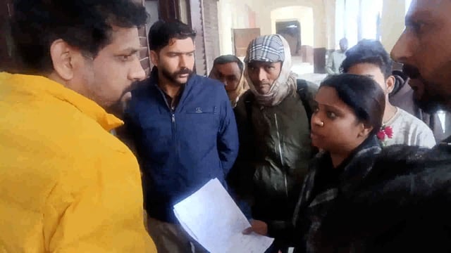 कलेक्टर ऑफिस में कैंट एरिया दुकानदारों ने ज्ञापन दिया की दुकान के आगे जेबीसी से खुदाई करी गई इससिलसिले में ज्ञापन 