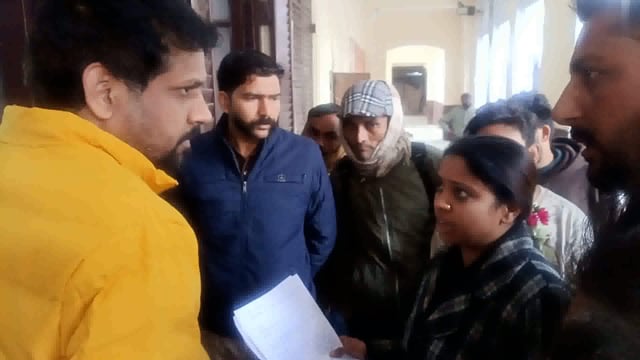 कलेक्टर ऑफिस में कैंट एरिया दुकानदारों ने ज्ञापन दिया की दुकान के आगे जेबीसी से खुदाई करी गई इससिलसिले में ज्ञापन 