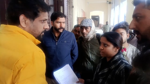 कलेक्टर ऑफिस में कैंट एरिया दुकानदारों ने ज्ञापन दिया की दुकान के आगे जेबीसी से खुदाई करी गई इससिलसिले में ज्ञापन 