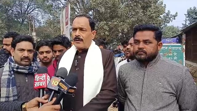 OCF मार्केट में खुदाई का विरोध, दुकानदारों ने डीएम को सौंपा ज्ञापन
शाहजहांपुर।
कैंट एरिया स्थित OCF मार्केट में दुकानों के सामने बिना सूचना कराई जा रही खुदाई और दीवार निर्माण को लेकर व्यापारियों में नाराजगी है। दुकानदारों ने जिलाधिकारी को ज्ञापन सौंपकर निर्माण कार्य रुकवाने की मांग की है।