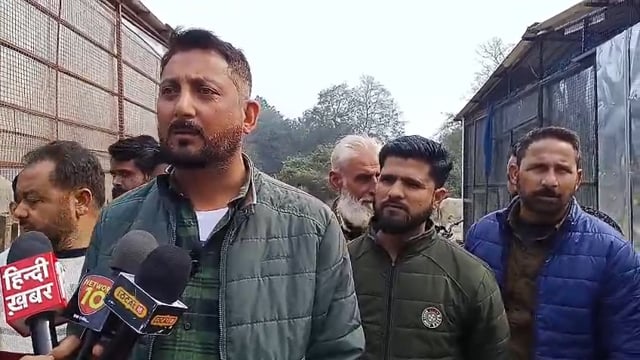 OCF मार्केट में खुदाई का विरोध, दुकानदारों ने डीएम को सौंपा ज्ञापन
शाहजहांपुर।
कैंट एरिया स्थित OCF मार्केट में दुकानों के सामने बिना सूचना कराई जा रही खुदाई और दीवार निर्माण को लेकर व्यापारियों में नाराजगी है। दुकानदारों ने जिलाधिकारी को ज्ञापन सौंपकर निर्माण कार्य रुकवाने की मांग की है।