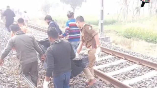 अंबेडकरनगर मालीपुर थाना क्षेत्र के टिकरी गांव में मंगलवार सुबह एक 21 वर्षीय युवती ने ट्रेन के सामने कूदकर आत्महत्या कर ली। घटना जाफरगंज–मालीपुर रेलवे स्टेशन के बीच टिकरी गांव के पास हुई। सुबह के समय हुई इस घटना से इलाके में अफरा-तफरी मच गई। सूचना मिलते ही मालीपुर पुलिस मौके पर पहुंची और स्थिति को नियंत्रित किया।
पुलिस ने मौके पर पहुंचकर शव को कब्जे में लिया और आवश्यक कानूनी प्रक्रिया पूरी करते हुए पोस्टमार्टम के लिए भेज दिया।