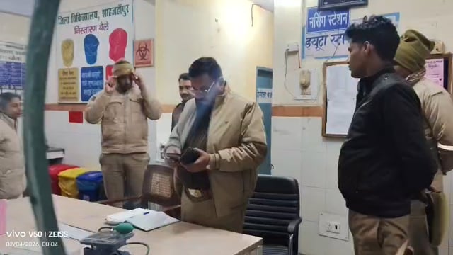 मेडिकल कॉलेज की तीसरी मंजिल से मरीज ने कूदकर दी जान
शाहजहांपुर। राजकीय मेडिकल कॉलेज की तीसरी मंजिल से कूदकर एक मरीज ने आत्महत्या कर ली। मृतक की पहचान सीतापुर निवासी 25 वर्षीय अनुज सिंह के रूप में हुई है। वह पिछले एक माह से डीआरटीबी सेंटर में भर्ती था और टीबी की गंभीर बीमारी से ग्रसित था। मंगलवार रात वार्ड से बाहर निकलकर उसने रेलिंग से नीचे छलांग लगा दी। सूचना पर पुलिस मौके पर पहुंची और शव को मोर्चरी भिजवा दिया गया है। मामले की जांच की जा रही है।