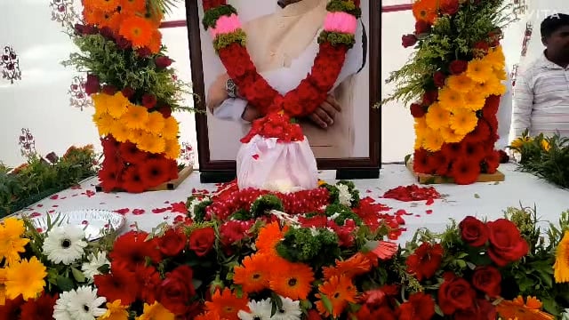 कोल्हापूर मे उपमुख्यमंत्री अजित पवार की अस्थिकराष्ट्रीय कलर राष्ट्रवादी काँग्रेस पार्टीचे कार्यालय दर्शन के लिये रखी थी।