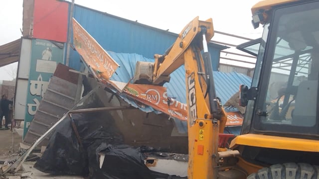 पानीगांव क्षेत्र में यमुना अथॉरिटी ने अवैध कालोनियों व होटलों में की ध्वस्तीकरण की कार्यवाही।