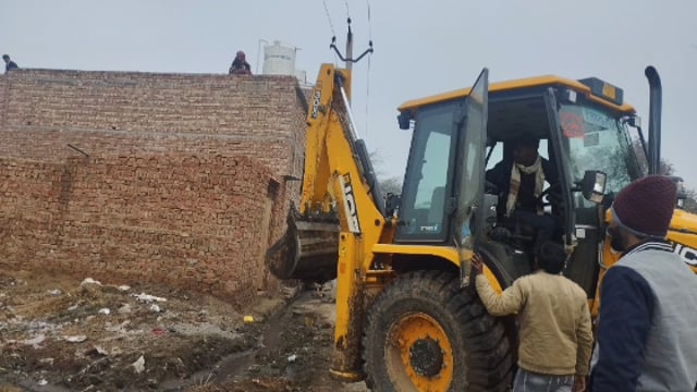 MANT- अबैध अतिक्रमण पर चला बुलडोजर, नायब तहसीलदार के नेतृत्व में की गई, कार्रवाई,,