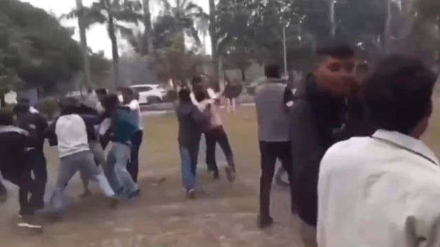 ▶️......प्रयागराज में यूजीसी विधेयक को लेकर दो छात्र गुटों के बीच झड़प हो गई
इलाहाबाद केंद्रीय विश्वविद्यालय परिसर में मारपीट की घटना हुई
घटना का वीडियो सामाजिक माध्यमों पर फैल रहा है

एक गुट ने दूसरे गुट पर आकर मारपीट करने का आरोप लगाया