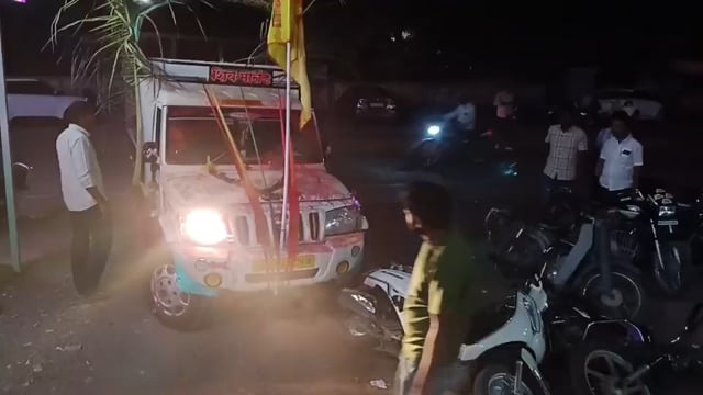 आटपाडी पोलीस स्टेशन चौकात पोलिसांच्या समोरच नशेडी वाहन चालकाकडून तीन वाहनांना टक्कर मारून पसार 