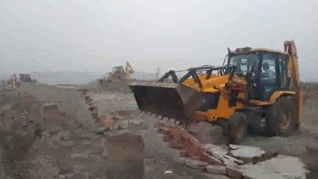 पानीगांव क्षेत्र में अवैध निर्माणों पर एक बार फिर गरजे यमुना अथॉरिटी के बुल्डोजर,  लोगों में मची खलबली।