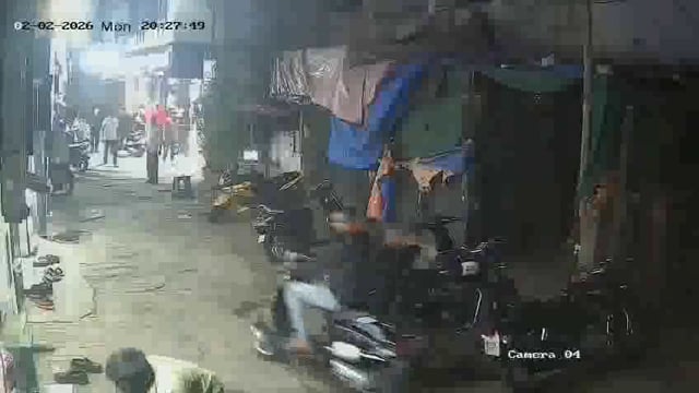 पुणे- फोन के विवाद में दोस्त ने दोस्त पर हंसिया (कोयता) से बेरहमी से हमला। घायल को आये 50 से अधिक टांके। पुणे में तमाशबीन बने रहे लोग।