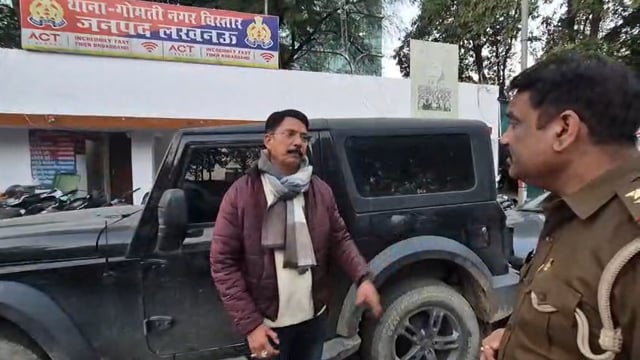 ▶️.....लखनऊ: रील का शौक पड़ा भारी....*
  रील बनाने के दौरान युवक ने पुलिस बैरियर पर गाड़ी चढ़ाते हुए वीडियो बनाया था और पुलिस को चुनौती दे रहा था, पर युवक को यही रिलबाजी भारी पड़ गई...
  थाना गोमतीनगर विस्तार क्षेत्र में हुए इस मामले में थाना प्रभारी गोमतीनगर विस्तार सुधीर अवस्थी ने पहले तो गाड़ी और चालक को थाने के दर्शन करवाया, फिर बिगड़ैल युवक के पिता को थाने बुलवाकर बेटे द्वारा की गई गलती पर माफी मंगवाते हुए और ऐसे माता पिता को संदेश दिलवाया जो अपने बिगड़ैल बच्चों पर ध्यान नहीं देते, जिसके कारण बच्चे मनबढ़ई में कानून व्यवस्था का मज़ाक उड़ाते हैं और हुड़दंग मचाने के साथ, रिलबाजी में किसी भी हद तक कोई भी कृत्य कर जाते हैं....
  थार, स्कॉर्पियो गाड़ी से की गई रिलबाजी पर पिता शर्मिंदा होते हुए थाना प्रभारी गोमतीनगर विस्तार से एवं समस्त पुलिस से माफी मांगते हुए आगे से दुबारा न होने का वादा किया....