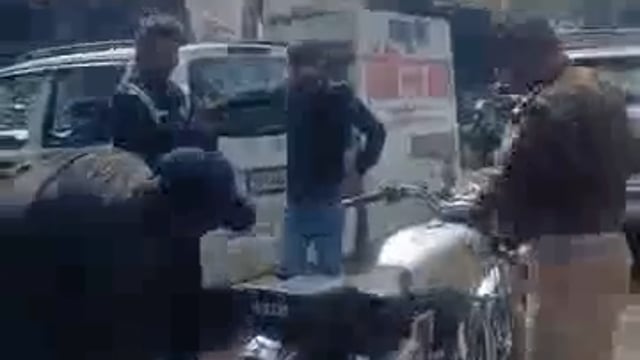 झाँसी पुलिस ने चलाया चेकिंग अभियान, जेल चौराहे स्थित बुलेट चालकों में मचा हड़कंप..