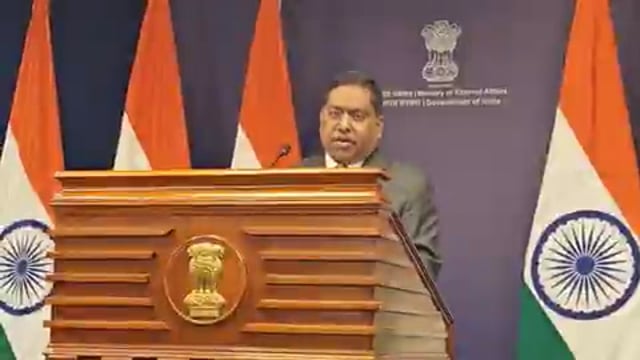 ▶️.......विदेश मंत्रालय भारत ने अमेरिका के 18 प्रतिशत शुल्क को लेकर बयान जारी किया है, मंत्रालय ने कहा कि इस मुद्दे पर दोनों देशों के बयानों को एक साथ देखा जाना चाहिए
प्रधानमंत्री नरेंद्र मोदी और डोनाल्ड ट्रंप के बीच फोन बातचीत के बाद प्रधानमंत्री ने पारस्परिक शुल्क में कटौती के लिए राष्ट्रपति ट्रंप का आभार जताया
इसके तहत अब भारत में बने उत्पाद संयुक्त राज्य अमेरिका में 18 प्रतिशत कम शुल्क पर निर्यात किए जाएंगे, सरकार का कहना है कि यह व्यापार समझौता भारत के निर्यात, श्रम आधारित क्षेत्रों, रोजगार और आर्थिक विकास को बड़ा बढ़ावा देगा, वहीं अमेरिकी पक्ष ने भी साफ किया है कि अंतिम शुल्क 18 प्रतिशत ही रहेगा