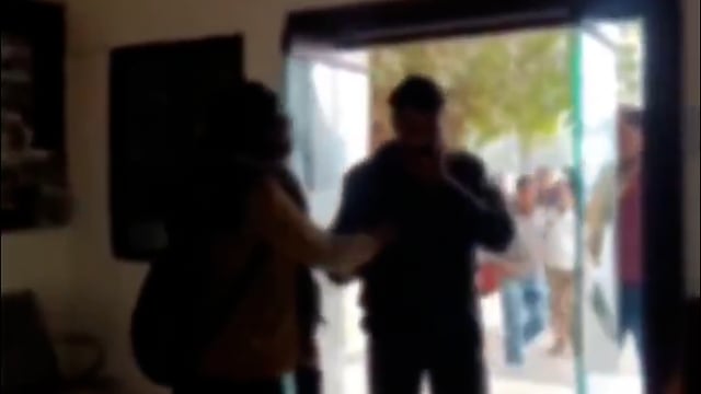 ▶️.......उज्जैन के पुलिस कंट्रोल रूम में प्रेमिका का हंगामा
प्रेमी को पकड़ कर ले गई एएसपी के केबिन में
शादी से मुकरने का बताया जा रहा है मामला