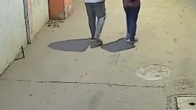 ▶️......यूपी के मैनपुरी में एक 12 वीं छात्र ने एकतरफा प्यार में महिला टीचर के दोनों होंठ काट लिए
टीचर ट्यूशन पढ़ाने जा रही थी तभी छात्र ने उसका रास्ता रोक लिया
फिर कहासुनी के बाद उसपर हमला कर के इसके दोनों होंठ को बुरी तरीके से काट लिया और फिर गली में खींचकर नीचे पटक दिया
टीचर के खून निकलने पर छात्र मौके से भाग खड़ा हुआ
घायल महिला टीचर  को आगरा के एक अस्पताल में भर्ती कराया गया है
इस बीच हमले का सीसीटीवी फुटेज आया सामने है
पुलिस ने एफआईआर दर्ज कर मामले की जांच शुरू कर दी है