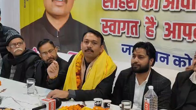 पीएम को बताया ईस्ट इंडिया कंपनी का सीईओ, अमित शाह को कहा एमडी
पूर्व पीसीएस अधिकारी अलंकार अग्निहोत्री का शाहजहांपुर में बयान, मंत्रियों पर साधा निशाना
शाहजहांपुर। पूर्व पीसीएस अधिकारी अलंकार अग्निहोत्री ने प्रधानमंत्री और मुख्यमंत्री पर तीखा हमला बोला है। उन्होंने प्रधानमंत्री को ईस्ट इंडिया कंपनी का सीईओ बताते हुए केंद्रीय गृह मंत्री अमित शाह को कंपनी का एमडी करार दिया।