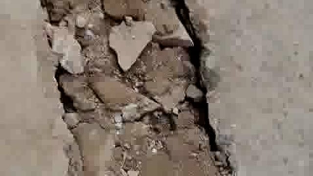 झाँसी प्रेमनगर जीवनपुरा मोहल्ला वार्ड नंबर 29  की पूरी सड़क खराब है। पानी की पाइपलाइन डाल रहे ठेकेदार के कर्मचारी अधूरी 