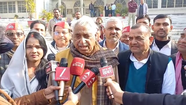 एसआईआर द्वितीय चरण में फर्जीवाड़े का आरोप, मतदाता नाम कटने के विरोध में सपा ने डीएम को सौंपा ज्ञापन