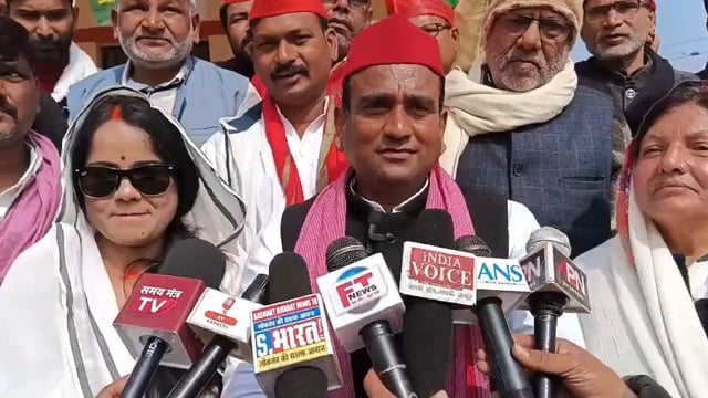 SIR को लेकर सपा का तहसील घेराव, पूर्व विधायक विजय पासवान के नेतृत्व में SDM को सौंपा ज्ञापन