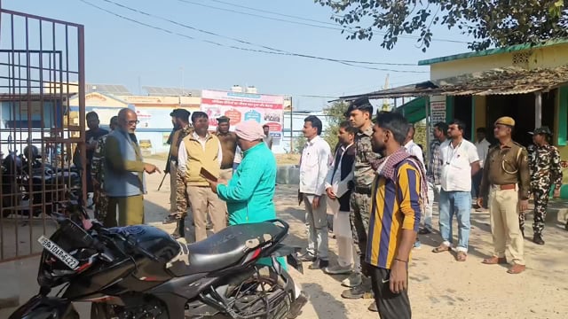 नए प्रखंड कार्यालय भवन निर्माण को लेकर जिलाधिकारी ने प्रखंड कार्यालय के पास की सरकारी जमीन का किया निरीक्षण