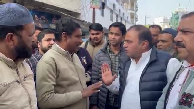 ▶️.......South Indian अफसर की सपा विधायक हसन रूमी ने "कनपुरिया अंग्रेजी" में क्लास ली. 

"हमको $तिया समझा है. तुम क्या बात करता है यार पागलमैन, तुम स्टुपिड आदमी हो. यू आऱ टोटली स्टुपिड.. ब्लडी बास्टर्ड"
मामला #Kanpur में दो साल पहले बनी एक सड़क की खुदाई से जुड़ा है