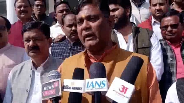 भाजपाजिलाध्यक्ष सुधांशुशुक्ला पूर्व अध्यक्षो सहित कार्यकर्ताओं ने कांग्रेस जिला सचिवपर आरोपलगाया ज्ञापन डीएम को सौंपा 