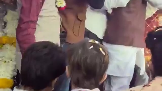 ▶️......गैस से भरे गुब्बारे में ब्लास्ट की एक और घटना 
MP के उज्जैन में बीजेपी के मंच पर उस वक्त अफरा तफरी मच गई, जब गैस से भरे गुब्बारों में जोरदार ब्लास हुआ और आग की लपटे उठती दिखीं