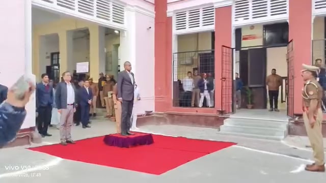 कमिश्नर ने किया शाहजहांपुर कलेक्ट्रेट का दौरा, अधिकारियों संग करेंगे निरीक्षण
शाहजहांपुर। बरेली मंडल के कमिश्नर भूपेन्द्र एश चौधरी शुक्रवार को शाहजहांपुर कलेक्ट्रेट पहुंचे। उनके आगमन पर जिलाधिकारी धर्मेंद्र प्रताप सिंह एवं पुलिस अधीक्षक राजेश द्विवेदी सहित अन्य अधिकारी उपस्थित रहे। कमिश्नर द्वारा एसआईआर एवं कलेक्ट्रेट परिसर का निरीक्षण किया जाएगा। निरीक्षण के दौरान व्यवस्थाओं की समीक्षा कर आवश्यक दिशा-निर्देश दिए जाएंगे।