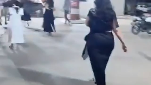 ▶️.....शराब पी रहे थे बंदा और बंदी
जबकि गुजरात में लागू है शराबबंदी.. 
अहमदाबाद के साणंद इलाके में बुधवार रात (5 फरवरी 2026) को साणंद-नलसरोवर रोड पर स्थित सफल निर्वाणा ग्रीन्स वीकेंड होम में चल रही  एक हाई-प्रोफाइल शराब पार्टी पर पुलिस ने छापा मारा.।यह पार्टी मुंबई निवासी अमित गोपीलाल पचेरीवाल (49) ने अपने साले आदर्श जगदीश अग्रवाल की 25वीं शादी की सालगिरह (सिल्वर जुबली) मनाने के लिए आयोजित की थी। पार्टी में विदेशी शराब, हुक्का, केक और लग्जरी सेटअप था। इसमें अहमदाबाद के बिल्डर, डॉक्टर, व्यापारी जैसे कई प्रभावशाली लोग शामिल थे।सूचना मिलते ही साणंद पुलिस ने रेड की। मौके से कुल.           ▶️...part 1...◀️