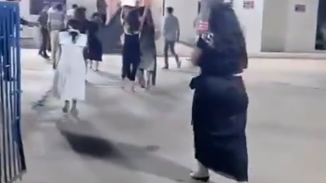 ▶️.......मौके से कुल 81 लोग पकड़े गए—43 पुरुष और 38 महिलाएं। जब्त सामान में विदेशी शराब की बोतलें (सील्ड 8, आधी भरी 7, खाली 3), 10 हुक्का, हुक्का फ्लेवर, 74 मोबाइल फोन, 22 लग्जरी कारें (BMW, Audi आदि) शामिल हैं। कुल जब्ती की कीमत लगभग 2.3 से 2.91 करोड़ रुपये बताई गई है।सभी पर गुजरात प्रोहिबिशन एक्ट की धाराओं (65(A)(A), 66(1)(B), 116(B) आदि) के तहत मामला दर्ज किया गया। महिलाओं को चेतावनी देकर छोड़ दिया गया, जबकि पुरुषों का मेडिकल टेस्ट कराया गया और आगे की कानूनी कार्रवाई जारी है।     ▶️.... part 2...◀️