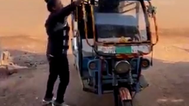 ▶️......शिवपुरी- पेट्रोल छिड़ककर एक महिला ने अपनी ई-रिक्शा को आग के हवाले कर दिया। बताया जा रहा है कि उसने हाल ही में करीब ढाई लाख रुपये में यह ई-रिक्शा खरीदी थी, लेकिन बार-बार एजेंसी ले जाने के बावजूद उसमें खराबी बनी हुई थी, जिससे वह काफी परेशान थी।

घटना मध्य प्रदेश के शिवपुरी जिले की बताई जा रही है और मामले को लेकर स्थानीय स्तर पर चर्चा तेज है।