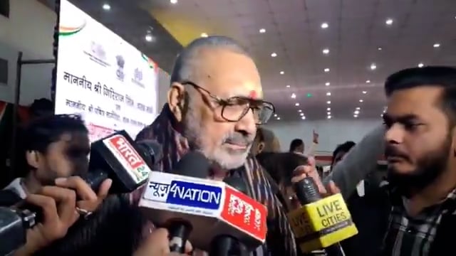 *लो कर लो बात-मीठा गपा गप, कड़वा थू थू......*

 रिपोर्टर- सर, आपके मंत्रालय से जुड़ा एक सवाल है, आप लोगों ने अपने ड्रीम प्रोजेक्ट "PM मित्र पार्क" को लेकर देश के 7 राज्यों को चुना है, लेकिन आप बिहार से आते हैं और बिहार को एक भी पार्क नहीं मिला ?

गिरिराज सिंह- जिसने वो क्राइटेरिया पूरा किया, उसे मिला और फिर देखा जाएगा 

*कैमरा हटते ही रिपोर्टर पर गिरिराज सिंह भड़क गए और बोले- यार ऐसा ऐसा नेगेटिव प्रश्न क्यों करते हो?*

मतलब गजब हाल है इन लोगों का, इनके मन का सवाल पूछिए, *जैसे आम कैसे खाते हैं ?*