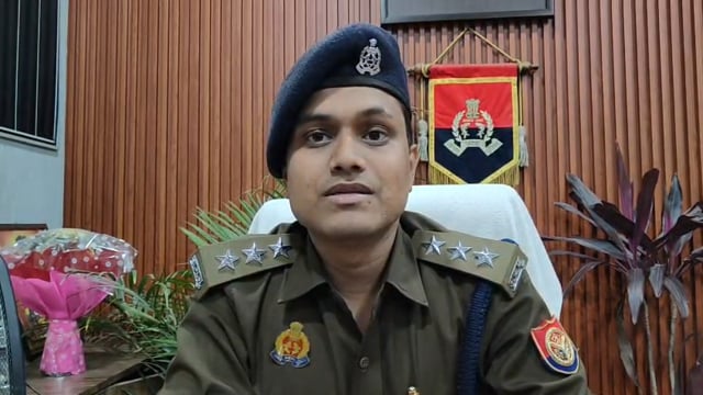 अंबेडकर नगर 
अकबरपुर कोतवाली क्षेत्र के टांडा मार्ग रगड़गंज में महिला सिपाही का एक व्यक्ति द्वारा अवैधानिक रूप से वीडियो बनाया जा रहा था जिसका महिला सिपाही ने विरोध किया पुलिस ने आरोपी को गिरफ्तार कर लिया है छेड़छाड़ सहित अन्य धाराओं में पुलिस ने मुकदमा दर्ज कर लिया है ।