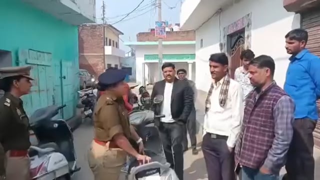 लाट साहब जुलूस मार्ग का किया निरीक्षण
शाहजहांपुर। थाना पुवायाँ क्षेत्र के बड़ागांव में होली पर्व के दृष्टिगत निकलने वाले लाट साहब जुलूस मार्ग का शनिवार को वाहन द्वारा निरीक्षण किया गया। अपर पुलिस अधीक्षक ग्रामीण महोदया ने जुलूस की तैयारियों का जायजा लेते हुए संबंधित अधिकारियों को सुरक्षा व्यवस्था चाक-चौबंद रखने के निर्देश दिए। उन्होंने कहा कि त्योहार को शांतिपूर्ण एवं सकुशल संपन्न कराना पुलिस की प्राथमिकता है।