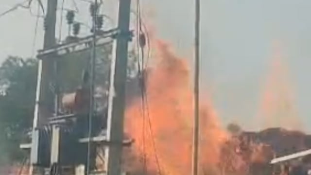 दौना गांव में पुआल के टाल में लगी आग, हजारों की संपत्ति का नुकसान।