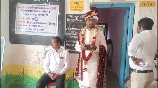 नागलगाव येथे नवरदेवाने बजावला मतदानाचा हक्क