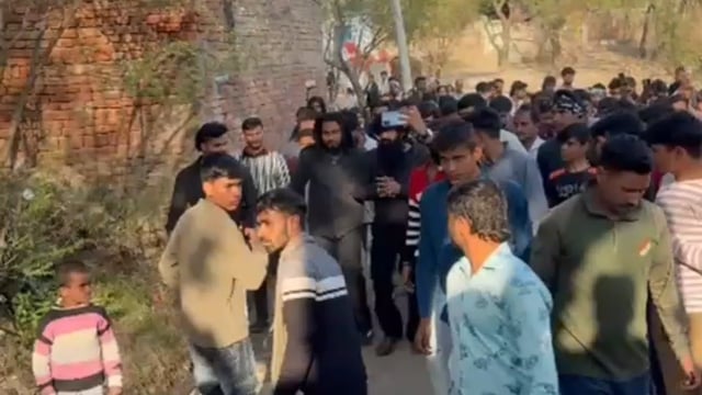 सभी गौ रक्षक दल आज DM कार्यालय हाथरस का घेराव किया गौ रक्षों के साथ जो अन्याय हो रहा है उसके लिए आवाज गौ रक्षों नेदमदारी