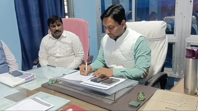 प्रखंड विकाश पदाधिकारी दीपेश कुमार ने अंचलाधिकारी भोला जी को सौपा प्रभार