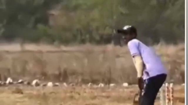 ▶️......एक और असमय मौत

महाराष्ट्र के रत्नागिरी में मैच के दौरान क्रिकेटर प्रवीण पवार को हार्ट अटैक पड़ा और मैदान पर ही उनकी मौत हो गयी

इस मैच का लाइव प्रसारण चल रहा था, इसलिए वीडियो में घटना कैद हो गयी