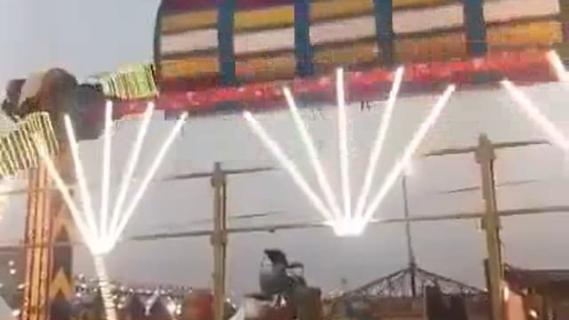 हरियाणा, फरीदाबाद सूरजकुंड मेले में झूला टूट कर गिर गया!लोगों को बचाने की कोशिश में ड्यूटी पे तैनात पुलिस इंस्पेक्टर की मौत हो गई!13 अन्य लोग घायल है!भयावह मंज़र है!इंसान कहीं भी सुरक्षित नहीं है!
एक पल में खुशी का माहौल मातम में बदल गया!