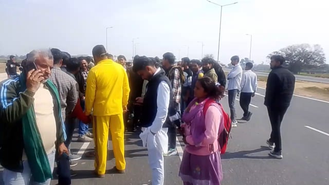 गौ रक्षक दल सभी एकता दिखाते हुए गौरक्षक के साथ जो गलत हुआ उनको न्याय दिलाने के लिए डीएम हाथरस ज्ञापन सोपा