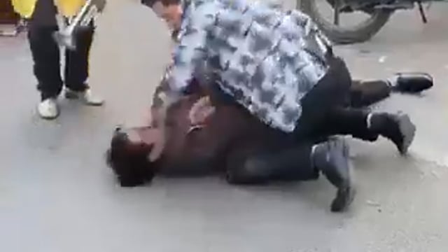 ▶️......UP के मुज़फ्फरनगर में बैंड मास्टर व बैंड कर्मियों के बीच विवाद हुआ.. मामला मारपीट तक पहुँच गया.. किसी ने वीडियो बनाकर वायरल कर दी। मामला बारात में बैंड बजाने के बाद पैसे को लेन देन का बताया गया है।