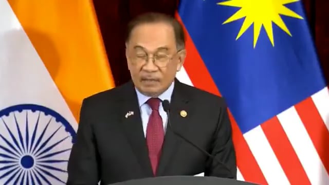 ▶️......प्रधानमंत्री नरेंद्र मोदी के साथ संयुक्त बयान के दौरान मलेशिया के प्रधानमंत्री अनवर इब्राहिम ने मज़ाकिया अंदाज़ में कहा कि वह भारत कई बार आए हैं और सैकड़ों जगहें देख चुके हैं, फिर भी उन्हें लगता है कि उन्होंने अभी भारत को पूरी तरह देखा ही नहीं क्योंकि भारत देश बेहद विशाल है