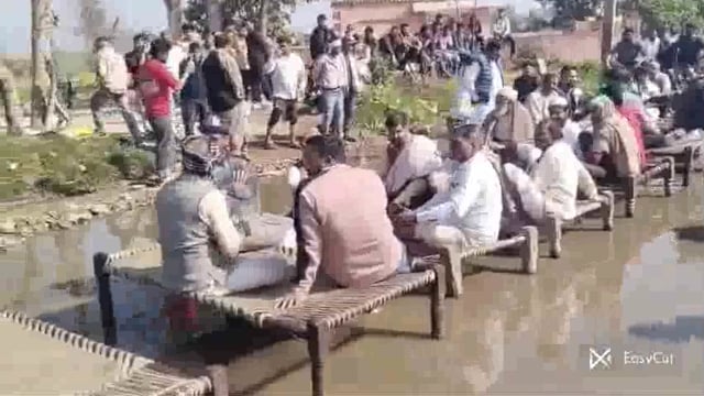 जनपद मुजफ्फरनगर के थाना भोपा क्षेत्र के सीकरी सिकंदरपुर मार्ग पर ग्रामीणों का जलभराव के विरोध में अनोखा प्रदर्शन। जलभराव के बीच चारपाई बिछाकर प्रदर्शन कर रहे ग्रामीण। प्रदर्शन के बीच ग्रामीण कर रहे उच्च अधिकारियों को मौके पर बुलाने की मांग...*