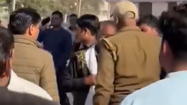 शाहजहांपुर। वंदे भारत एक्सप्रेस की चपेट में आने से घायल हुए 12वीं के छात्र की राजकीय मेडिकल कॉलेज में मौत के बाद रविवार को जमकर हंगामा हो गया। परिजनों ने डॉक्टरों और स्टाफ पर इलाज में लापरवाही का आरोप लगाते हुए ट्रॉमा सेंटर में तोड़फोड़ कर दी। सूचना पर पहुंची पुलिस पर मृतक के पिता और चचेरे भाई के साथ मारपीट करने के गंभीर आरोप लगे हैं।