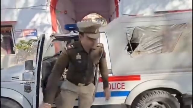 शाहजहाँपुर: पॉक्सो आरोपी अवैध तमंचा व कारतूस सहित गिरफ्तार
शाहजहाँपुर थाना कोतवाली पुलिस ने कार्रवाई करते हुए पॉक्सो एक्ट के एक अभियुक्त को अवैध तमंचा व कारतूस सहित गिरफ्तार किया है। गिरफ्तार आरोपी की पहचान राघव दीक्षित के रूप में हुई है। पुलिस ने उसे राम मैरिज लॉन के पास नदी किनारे से पकड़ा। मामले में पुलिस द्वारा आवश्यक विधिक कार्रवाई की जा रही है।