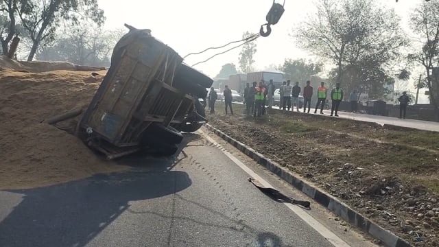 ओवरलोड ट्रैक्टर-ट्रॉली पलटी, भूसा बिखरने से हाइवे पर लगा लंबा जाम
ओवरलोड वाहनों पर कार्रवाई के दावे साबित हो रहे खोखले