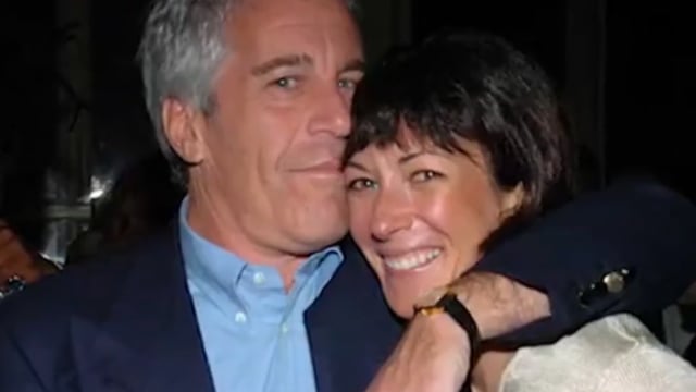 Jeffrey Epstein मामला: अंतरराष्ट्रीय स्तर पर चर्चित यौन शोषण नेटवर्क
जेफ्री एपस्टीन पर नाबालिगों के यौन शोषण और तस्करी के गंभीर आरोप
‘Epstein Files’ को लेकर वैश्विक हलचल, हाई-प्रोफाइल संपर्कों की चर्चा
अदालत में दस्तावेज़ सार्वजनिक, कई नाम संदर्भ के रूप में—आरोप साबित होना अलग प्रक्रिया
जांच एजेंसियों के अनुसार: हर नाम आरोपी नहीं, कानूनी पुष्टि ज़रूरी